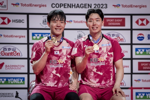 Kang Min-hyuk (left) and Seo Seung-jae of South Korea pose with their gold medals from the men's doubles at the Badminton World Federation World Championships at the Royal Arena in Copenhagen on Sunday. (EPA-Yonhap)