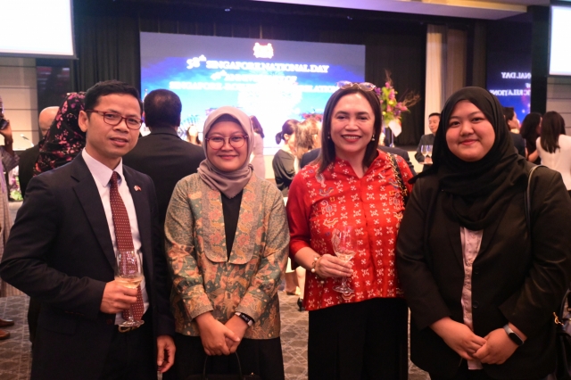 Diplomats from ASEAN member countries interact with The Korea Herald at Singapore National Day event at the Grand Hyatt Seoul in Yongsan-gu, Seoul on Friday. (Sanjay Kumar/The Korea Herald)