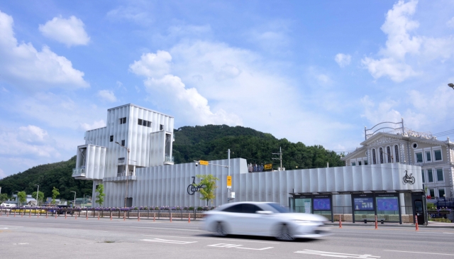 A view of the observatory and bicycle platform (Lee Sang-sub/ The Korea Herald)