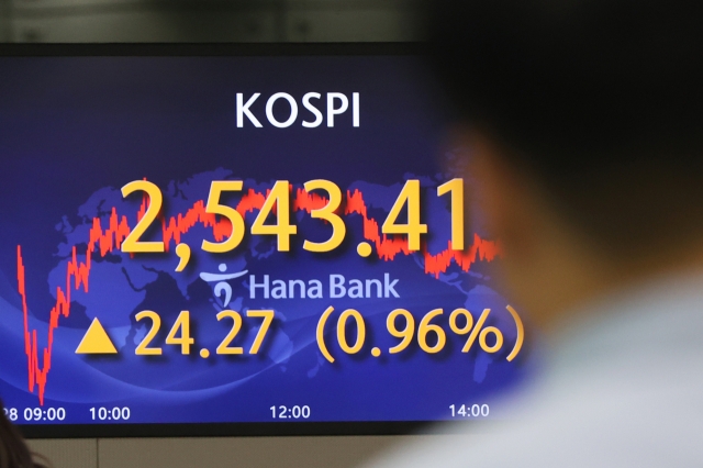 An electronic board showing the Korea Composite Stock Price Index at a dealing room of the Hana Bank headquarters in Seoul on Tuesday. (Yonhap)