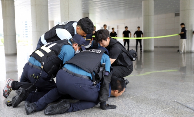 A group of police officers participate in a mock training session Thursday. (Chungbuk Provincial Police Agency)