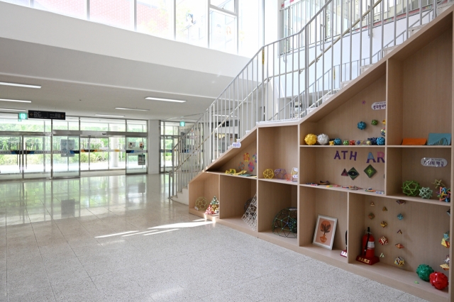 Light streams in through windows to the lobby of Singil Middle School in Seoul. (Im Se-jun/The Korea Herald)