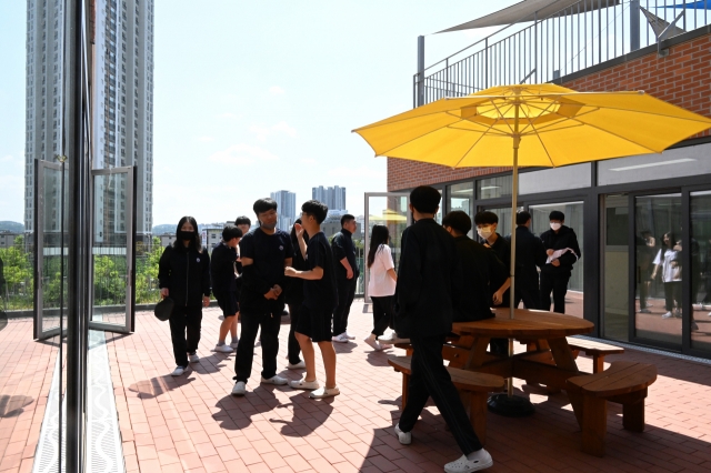 Students enjoy a breath of fresh air during a 15-minute recess in a courtyard at Singil Middle School. (Im Se-jun/The Korea Herald)