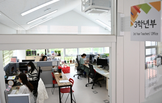 A teachers' office at Singil Middle School (Im Se-jun/The Korea Herald)