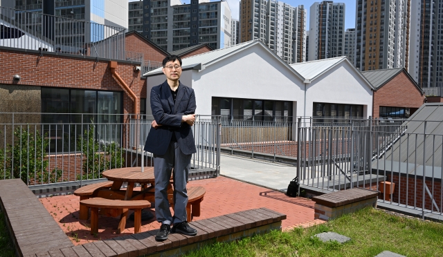 Lee Hyun-woo poses for a photo on the roof of Singil Middle School on May 19. (Im Se-jun/The Korea Herald)