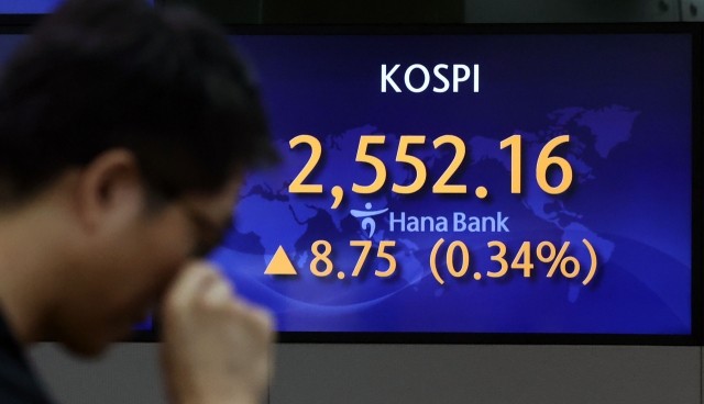 An electronic board showing the Korea Composite Stock Price Index at a dealing room of the Hana Bank headquarters in Seoul on Wednesday. (Yonhap)