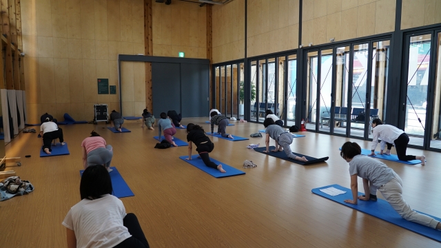 Seongbuk-gu residents take a yoga class on May 11 at Jongam Square. (Park Yuna/The Korea Herald)