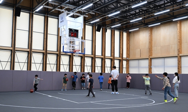 Children play basketball at Jongam Square's sports facility.on May 11. (Im Se-jun/The Korea Herald)