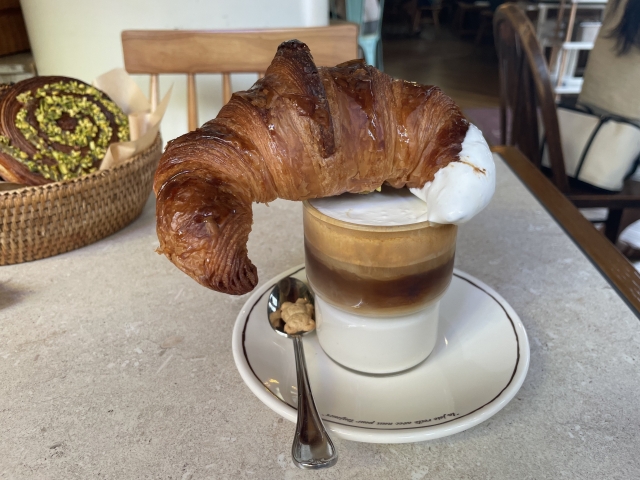 Teddy Beurre House's signature croissant and creme coffee (Kim Da-sol/The Korea Herald)