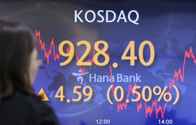 An electronic board showing the Korea Composite Stock Price Index at a dealing room of the Hana Bank headquarters in Seoul on Thursday (Yonhap)