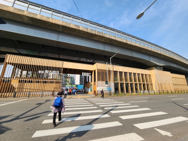 Jongam Square in Seoul, designed by architect Park Chung-whan (Kim Hoo-ran/The Korea Herald)