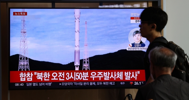 People watch a news report on North Korea's failed satellite launch at Seoul Station on Aug. 24. (Yonhap)