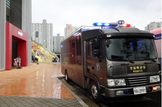 Police bomb disposal team is dispatched at the KBO game between LG Twins and Kia Tigers held Aug.8 at the Gwangju Kia Champions Fields in Gwangju, 270 kilometers south of Seoul, where an anonymous bomb terror threat had been made earlier. (Yonhap)