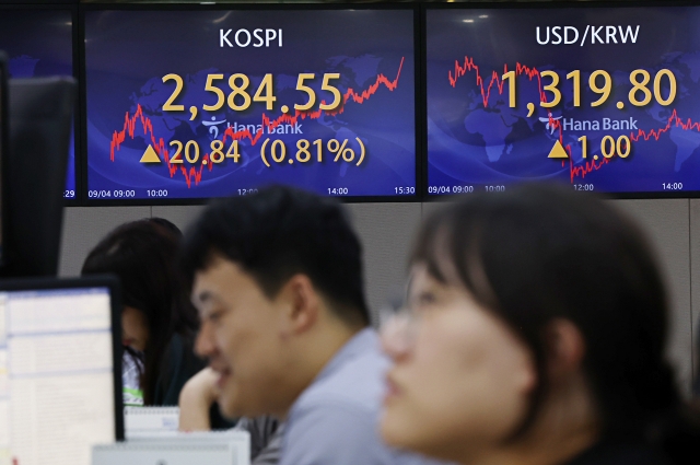 An electronic board showing the Korea Composite Stock Price Index at a dealing room of the Hana Bank headquarters in Seoul on Monday. (Yonhap)