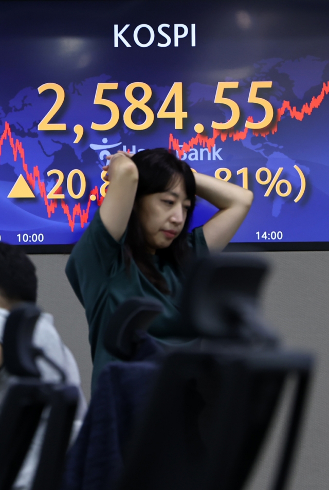 An electronic board showing the Korea Composite Stock Price Index at a dealing room of the Hana Bank headquarters in Seoul on Monday (Yonhap)