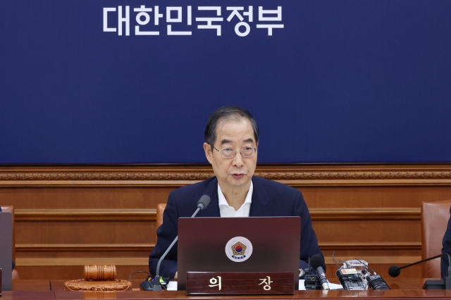 Prime Minister Han Duck-soo speaks during a Cabinet meeting on Tuesday. (Yonhap)