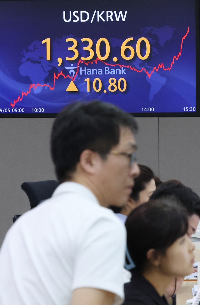 An electronic board showing the Korea Composite Stock Price Index at a dealing room of the Hana Bank headquarters in Seoul on Tuesday (Yonhap)