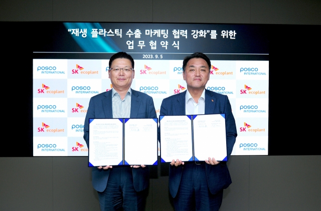 SK Ecoplant's Senior Executive Vice President Kwon Ji-hoon (right) and Posco International Biomaterials Director Lee Sung-su pose for a picture at a signing ceremony at SK Ecoplant's headquarters in central Seoul, Tuesday. (SK Ecoplant)