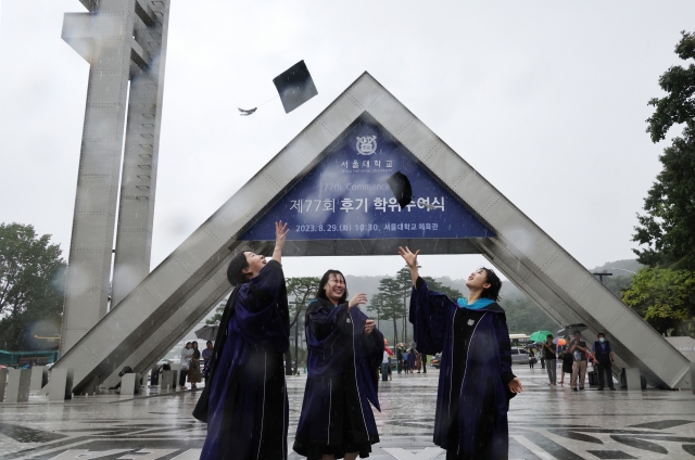 Graduates of Seoul National University celebrate at their graduation ceremony at the SNU campus in Gwanak-gu, southwestern Seoul, Aug. 29. (Yonhap)