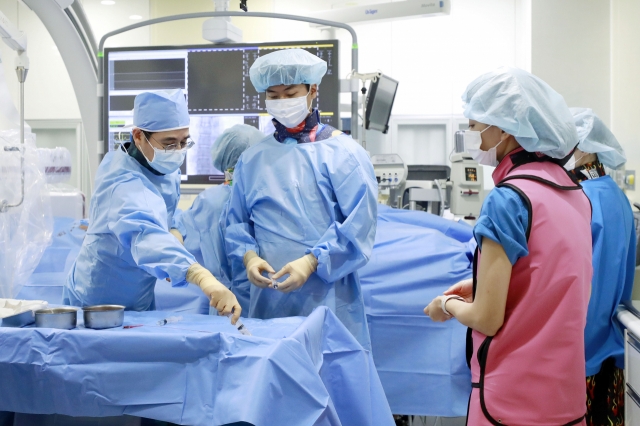 Medical college students take part in a practical training course at the Seoul National University Hospital in Jongno-gu, central Seoul, Aug.3. (Newsis)