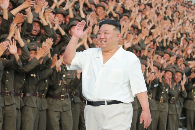 North's leader Kim Jong-un holding a photo session the previous day with participants of a paramilitary parade to celebrate the 75th anniversary of the country's founding on Monday. (Yonhap)