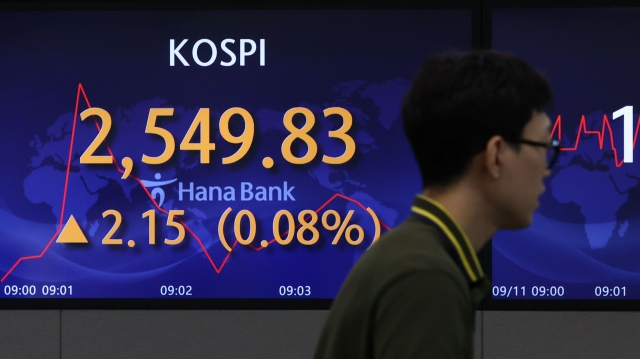 An electronic board showing the Korea Composite Stock Price Index at a dealing room of the Hana Bank headquarters in Seoul on Monday. (Yonhap)