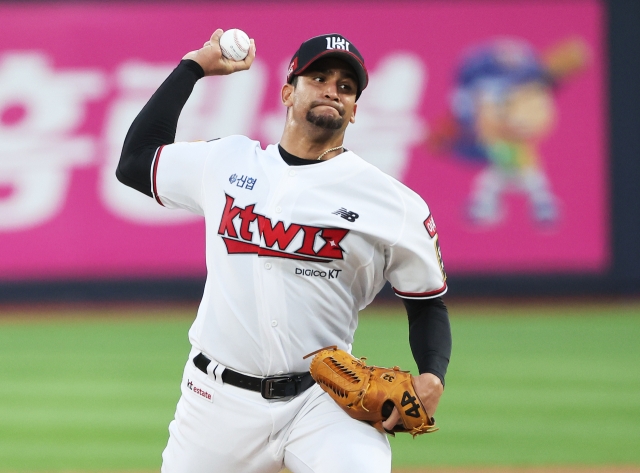 KT Wiz starter William Cuevas pitches against the LG Twins during a Korea Baseball Organization regular season game at KT Wiz Park in Suwon, Gyeonggi Province, on Tuesday. (Yonhap)