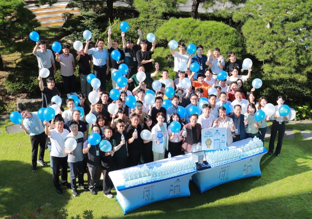 Employees of Dong-A Otsuka celebrated the launch of a special edition of its mineral water brand Masinda, the winner of the gold award in Monde Selection 2023, at its office in Seoul, Friday. (Dong-A Otsuka)