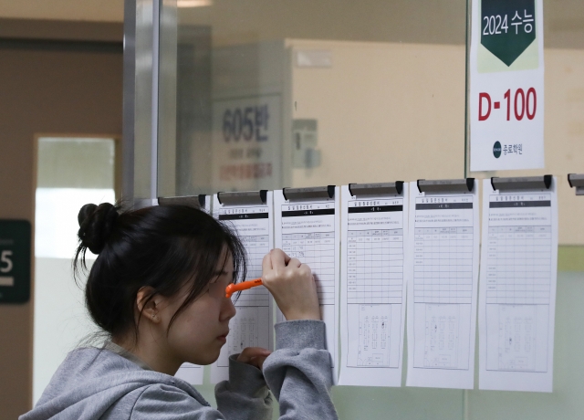 A student is seen in the hallway of a hagwon in Seoul. (Newsis)