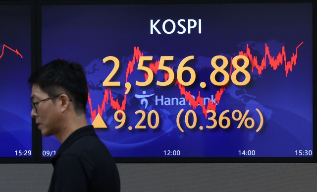 An electronic board showing the Korea Composite Stock Price Index at a dealing room of the Hana Bank headquarters in Seoul on Monday. (Yonhap)