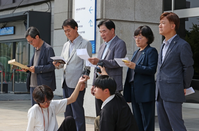 Five members of public broadcaster KBS' board of directors, who are affiliated with the opposition bloc, hold a press conference at the company's headquarters in Seoul on Sept. 12, 2023, to protest the board's decision to dismiss the company's CEO Kim Eui-chul. (Yonhap)