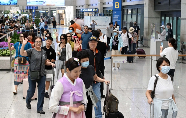 Chinese group travelers exit the departure gate at Incheon Airport Terminal 1 on Aug. 24. (Newsis)