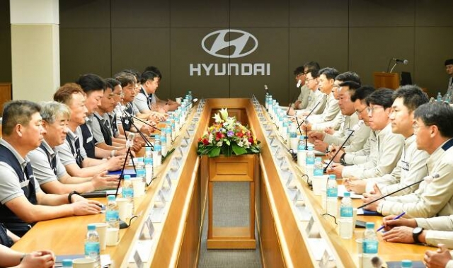 Hyundai Motor Group’s management and labor union members hold the first meeting for the wage negotiation at the company’s Ulsan plant on June 13. (Hyundai Motor Group)