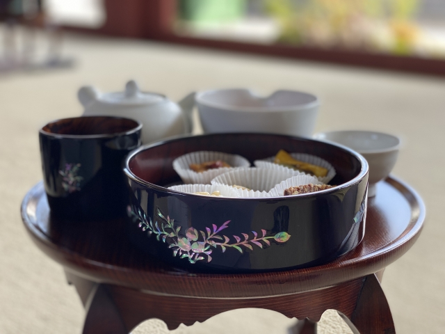 The Gyeongbokgung Saenggwabang program offers two courses, which consist of one of six traditional teas and six delicate desserts through Oct. 21. (Hwang Joo-young/The Korea Herald)