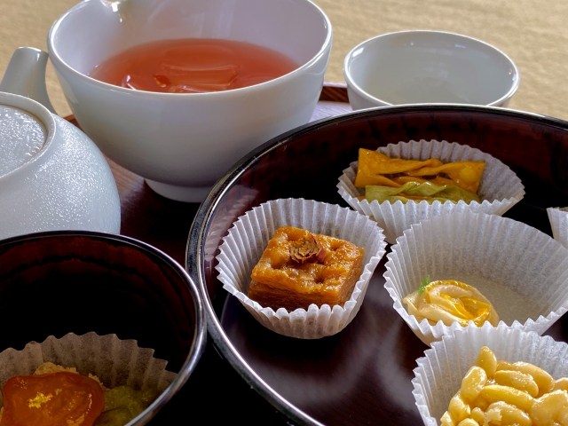 The chodujeomjeungbyeong set consists of a rice cake, five hangwa and omija tea. (Hwang Joo-young/The Korea Herald)