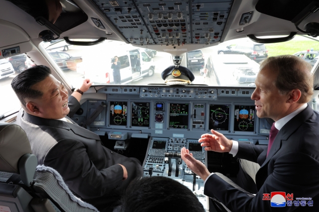 North Korean leader Kim Jong-un visited the Yuri Gagarin Aviation Plant that produces advanced fighter jets including the Sukhoi Su-35 in the far eastern region of Komsomolsk-on-Amur on Friday in this photo released by state-run Korean Central News Agency the following day. (Photo - Yonhap)