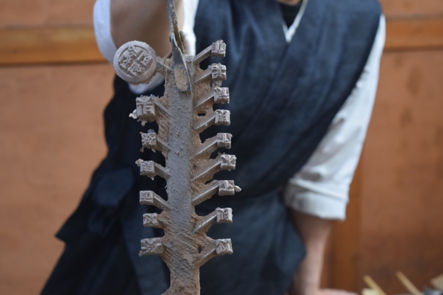 Lim Gyu-heon, a metal printing type casting expert, displays his metal cast product. (Kim Hae-yeon/ The Korea Herald)