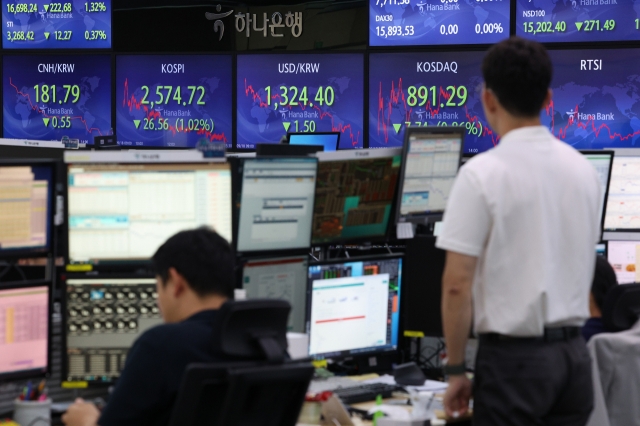 An electronic board showing the Korea Composite Stock Price Index at a dealing room of the Hana Bank headquarters in Seoul on Monday (Yonhap)