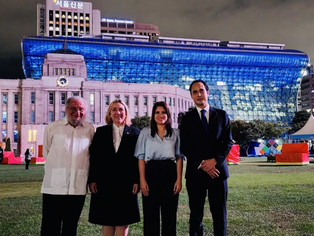 From Left: Honduras Ambassador-designate to Korea Rodolfo Pastor Fasquelle, Guatemala Ambassador to Korea Sara Angelina Solis Castaneda, Nicaragua Ambassador to Korea Zhenia Ruth Arce Zepeda and El Salvador Ambassador to Korea Jaime Jose Lopez Badia pose for a group photo commemorating the 202nd Independence Day at Seoul City Hall in Jung-gu, Seoul, on Friday. (El Salvadoran Embassy in Seoul)