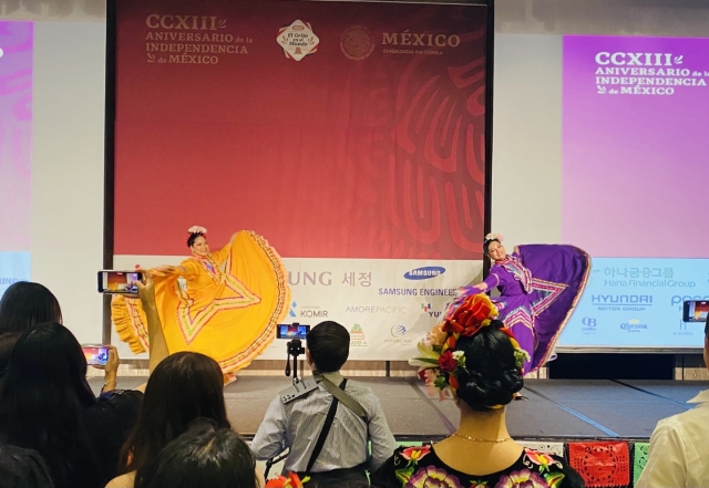 Artists perform Mexican traditional dance at Mexico's 213th anniversary of independence at the Four Seasons Hotel in Jung-gu, Seoul, on Wednesday. (Sanjay Kumar/The Korea Herald)