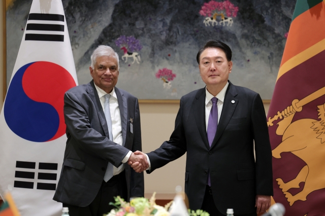 South Korean President Yoon Suk Yeol shakes hands with Sri Lankan President Ranil Wickremesinghe during their summit on the sidelines of the UN General Assembly in New York on Monday. (Yonhap)