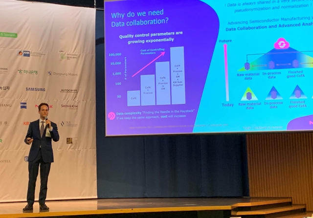 Steven Eulig, the head of business development for digital solutions at Merck Electronics, gives a speech at an academic conference held by Alumninetzwerk Deutschland-Korea at the Korea Chamber of Commerce and Industry on Tuesday. (Merck Korea)