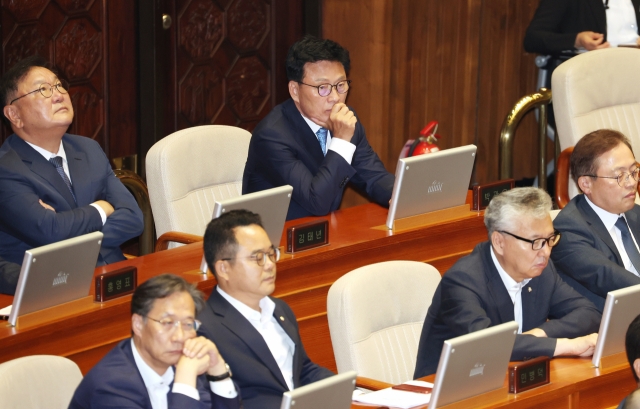 Democratic Party lawmakers at the parliament, Wednesday (Yonhap)