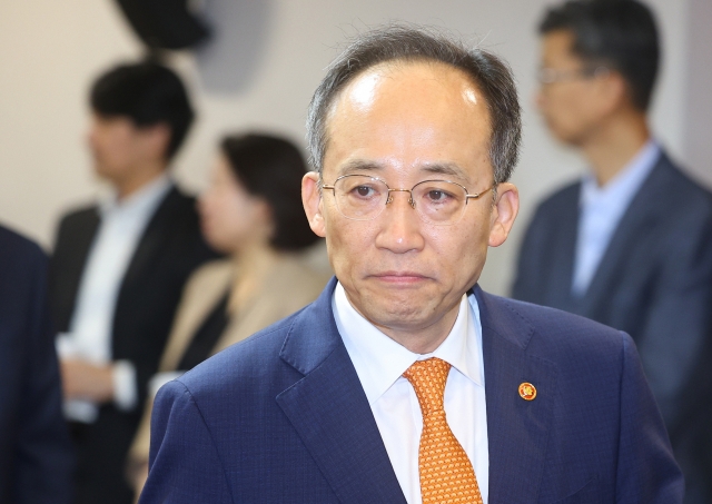 Finance Minister Choo Kyung-ho attends a meeting with financial officials Thursday, in response to the US Federal Reserve’s decision to hold the benchmark rate. (Yonhap)