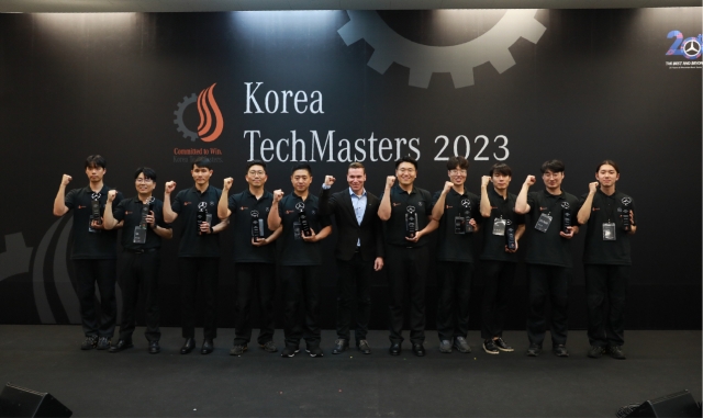 Mercedes-Benz Korea CEO Mattias Vaitl (middle) poses with the final winners of “2023 Korea TechMasters,” a technical skills competition held at the Mercedes-Benz Korea Training Academy in Yongin, Gyeonggi Province, Friday. (Han Sung Motor)