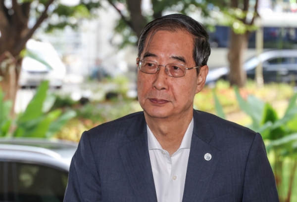 Prime Minister Han Duck-soo arrives for work at the government complex in Seoul on Sat. (Yonhap)