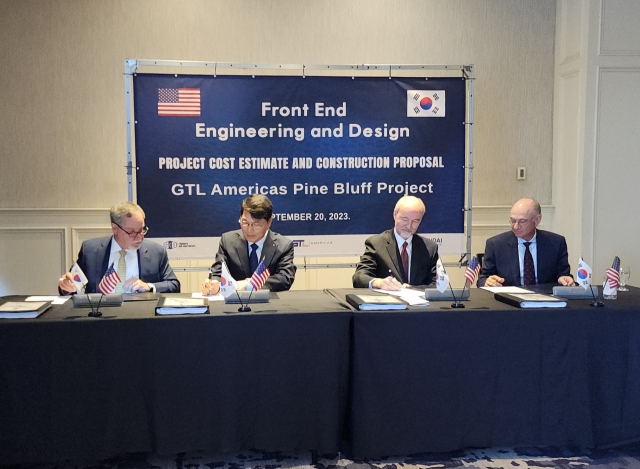 From left: S&B Engineers CEO Brook Brookshire, Hyundai Engineering CEO Hong Hyeon-sung, GTL Americas Chairman Roger Williams and GTL Americas President Leon Codron sign a contract to work on GTL Americas’ planned natural gas-to-liquid fuel production facility in Jefferson County at the Little Rock Marriott in Arkansas on Wednesday. (Hyundai Engineering)