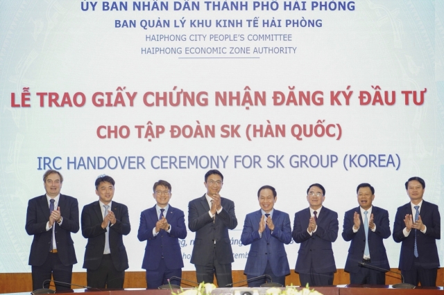 SKC President &CEO Park Won-cheol (center, fourth from left) and Le Tien Chau, Secretary of the Party Committee of Hai Phong city (center, fourth from right) pose for a photo as part of IRC handover ceremony in Hai Phong, Vietnam, Friday. (SKC)