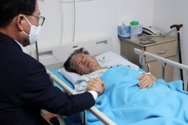 Lee Jae-myung, chair of the main opposition Democratic Party, is on hunger strike in his office at the National Assembly in Seoul on Thursday. (Joint Press Corp.)