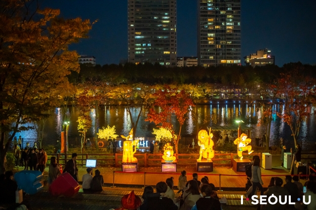 Night view of Seoul from a walkway at Seokchon Lake (Seoul Metropolitan Government)